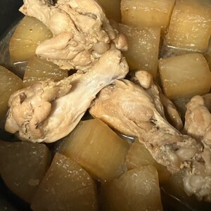 簡単✿鶏手羽元と大根煮物
